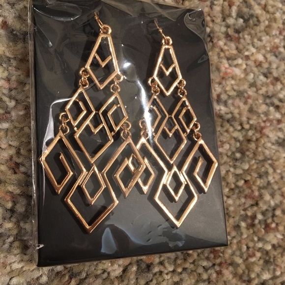 Avon Jewelry - Geometrical diva earrings gold brand NEW Avon Jewelry - Geometrical diva earrings gold brand NEW